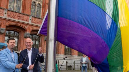 Vor Berlins Rotem Rathaus weht die Regenbogenfahne.