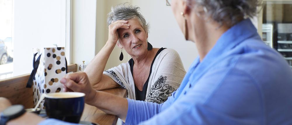 Spontane Einladung zum Kaffee. Kleine Gesten können das Leben heller machen, auch wenn eine Krankheit zugeschlagen hat. 