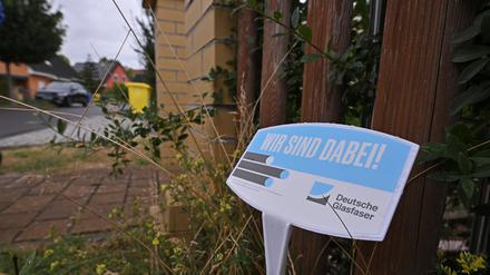 Im Potsdamer Norden haben viele Bewohner Schilder der Deutschen Glasfaser an ihre Grundstücke gesteckt. 