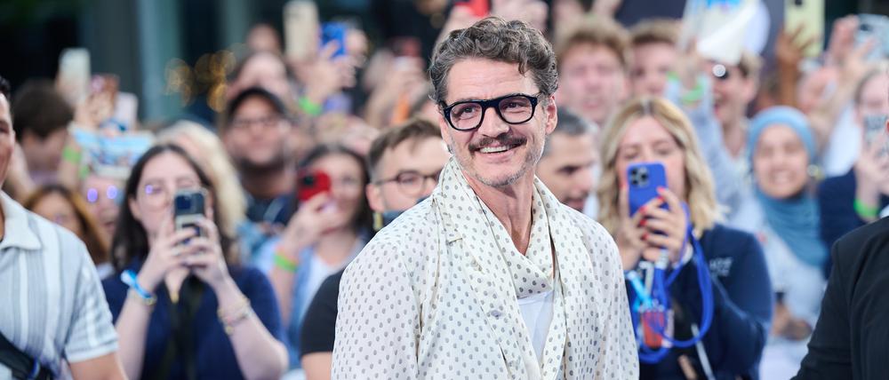 08.07.2025, Berlin: Schauspieler Pedro Pascal kommt zum Fan-Event mit Blauem Teppich zum Film «The Fantastic Four · First Steps» am Potsdamer Platz. Foto: Annette Riedl/dpa +++ dpa-Bildfunk +++