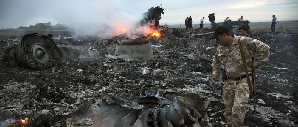 Die Trümmer des abgestürzten Passagierflugzeugs in der Nähe des Dorfes Grabovo in der Ukraine.