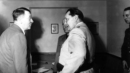 Führerhauptquartier „Wolfsschanze“ in der Nähe des ostpreußischen Rastenburg (Ostpreussen) nach dem Attentat: Adolf Hitler im Gespräch mit Benito Mussolini und Hermann Göring (ganz außen rechts) 1944.