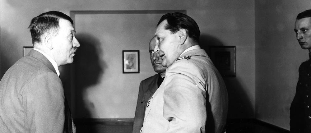 Führerhauptquartier „Wolfsschanze“ in der Nähe des ostpreußischen Rastenburg (Ostpreussen) nach dem Attentat: Adolf Hitler im Gespräch mit Benito Mussolini und Hermann Göring (ganz außen rechts) 1944.