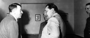 Führerhauptquartier „Wolfsschanze“ in der Nähe des ostpreußischen Rastenburg (Ostpreussen) nach dem Attentat: Adolf Hitler im Gespräch mit Benito Mussolini und Hermann Göring (ganz außen rechts) 1944.