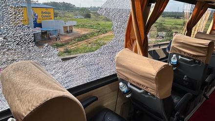 Ein zersplittertes Seitenfenster in einem Bus der Delegation von Wirtschaftssenatorin Franziska Giffey (SPD).