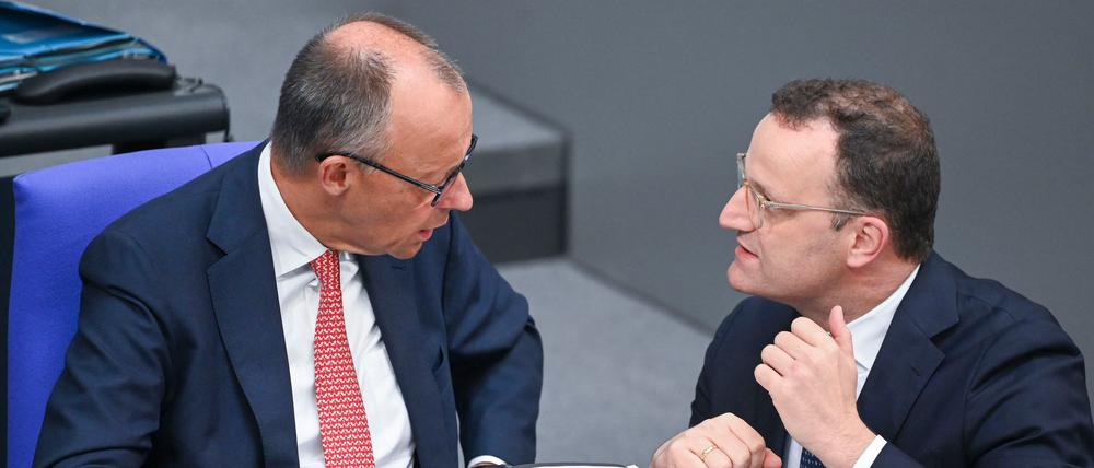 Kanzler Merz stellt sich hinter Unionsfraktionschef Spahn.