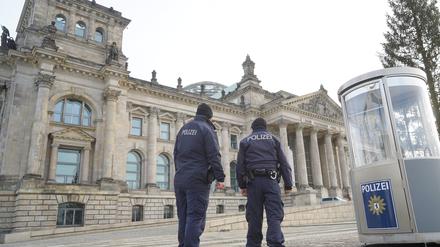 Polizisten bewachen den Reichstag. Das Parlament soll nach dem Willen der Grünen unter besonderen Schutz gestellt werden.