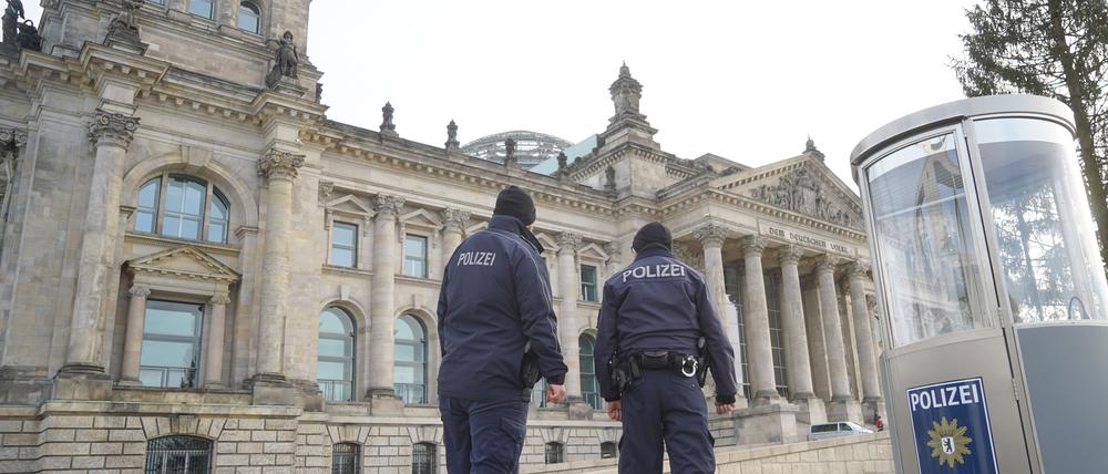 Polizisten bewachen den Reichstag. Das Parlament soll nach dem Willen der Grünen unter besonderen Schutz gestellt werden.