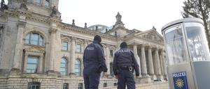 Polizisten bewachen den Reichstag. Das Parlament soll nach dem Willen der Grünen unter besonderen Schutz gestellt werden.