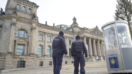 Leichter Schutz: Zwei Polizeibeamte bewachen den Bundestag – aber haben sie ausreichende Befugnisse?