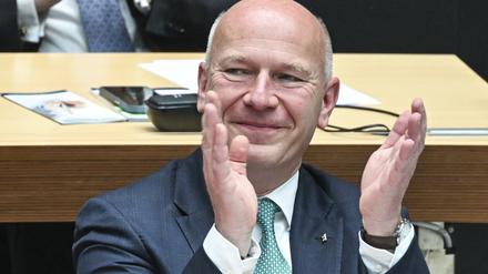 Kai Wegner (CDU), Regierender Bürgermeister von Berlin, klatscht in der Plenarsitzung im Berliner Abgeordnetenhaus.