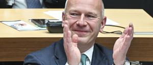 Kai Wegner (CDU), Regierender Bürgermeister von Berlin, klatscht in der Plenarsitzung im Berliner Abgeordnetenhaus.