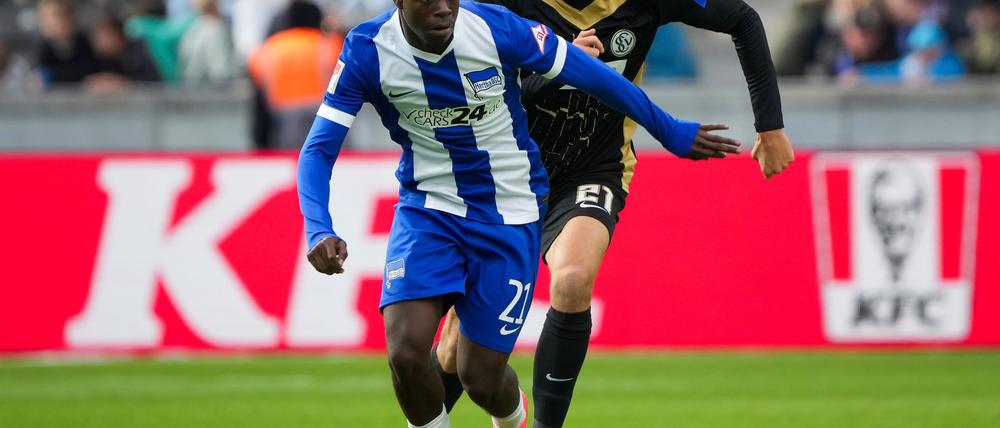 Herthas Boris Chi Mamuzah Lum (l) bleibt langfristig im Verein.