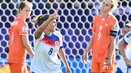 Bayerns Georgia Stanway erzielte das 2:0 für England.