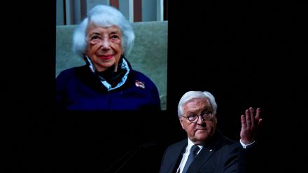 Den Menschen zugewandt. Ein schönes Bild von Margot Friedländer ist im Hintergrund zu sehen, während Bundespräsident Frank-Walter Steinmeier spricht.