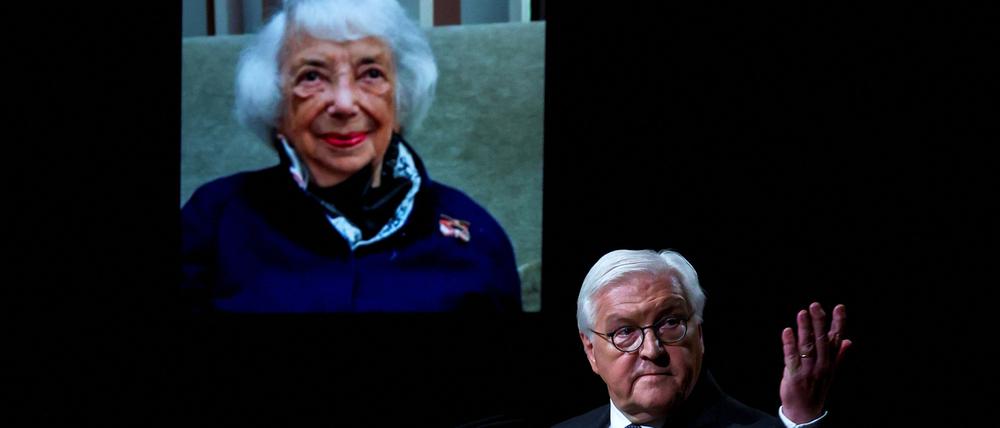Den Menschen zugewandt. Ein schönes Bild von Margot Friedländer ist im Hintergrund zu sehen, während Bundespräsident Frank-Walter Steinmeier spricht.