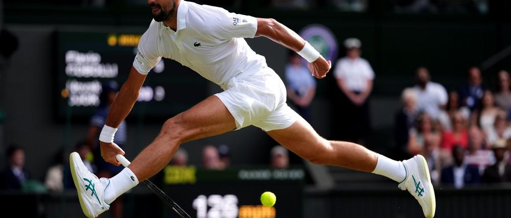 Novak Djokovic stürmt auch mit 38 noch akrobatisch ins Halbfinale.