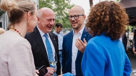 Kai Wegner (CDU) und Sebastian Stietzel (IHK-Präsident) im Gespräch beim Sommerfest der Kammer.