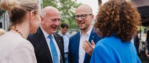 Kai Wegner (CDU) und Sebastian Stietzel (IHK-Präsident) im Gespräch beim Sommerfest der Kammer.