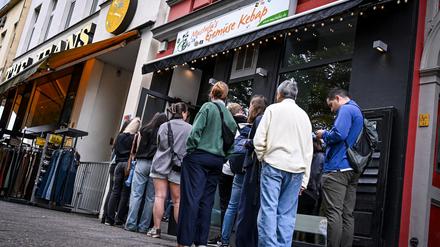 Berlins berühmtester Dönerimbiss „Mustafa's Gemüse Kebap“ hat die Straßenseite gewechselt.