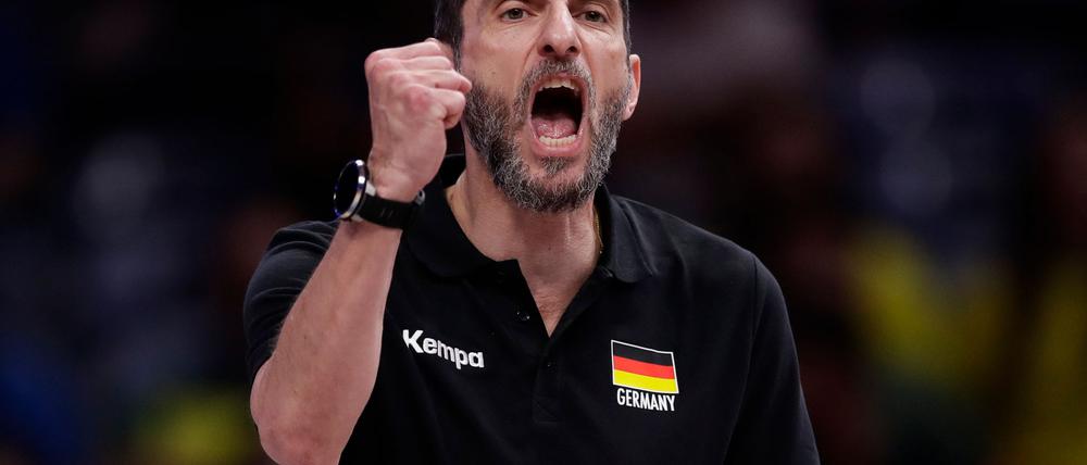 Deutschlands Cheftrainer Giulio Cesare Bregoli feiert einen Sieg gegen Kanada.
