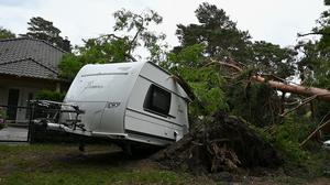  Nach den schweren Unwettern in Teilen Deutschlands waren die Schäden am Wohnwagen von Anwohnern im Ortsteil Konradshöhe sichtbar.