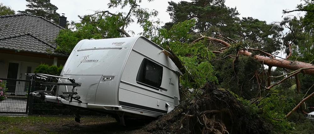 Nach den schweren Unwettern in Teilen Deutschlands sind die Schäden am Wohnwagen von Anwohnern im Ortsteil Konradshöhe sichtbar.
