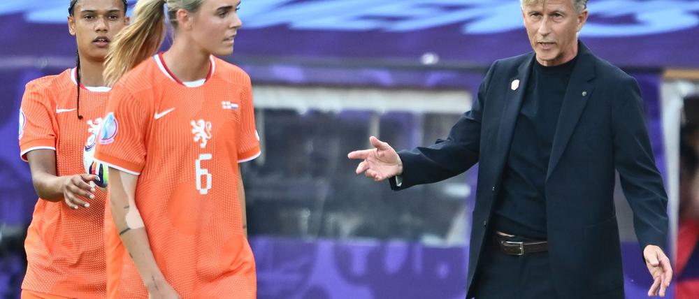 Was tun? Bondscoach Andries Jonker wählte gegen England die falschen Mittel.