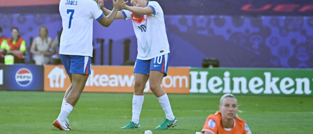 Straßen verkaufen, Tore einkaufen: Für Monopoly-Spielerin Ella Toone (r) ein gelungener Tag.