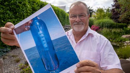 Jörg Wanke zeigt ein Foto seiner Flaschenpost.