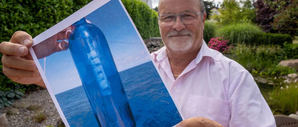 Jörg Wanke zeigt ein Foto seiner Flaschenpost.