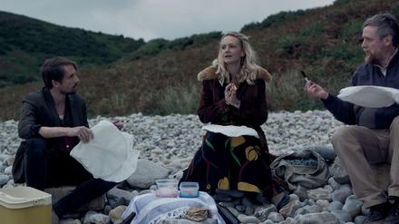 Tom Basden (l) als Herb McGwyer, Carey Mulligan als Nell Mortimer und Tim Key als Charles Heath in einer Szene des Films „The Ballad Of Wallis Island“ (undatierte Filmszene). 