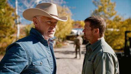 Neil McDonough (l) als Ian Ross und Bailey Chase als Jeff Eriksson in einer Szene des Films „Homestead“.