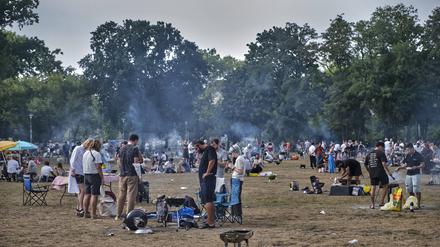 Unkultur Deutschland, Berlin, 01.09.2024, Volkspark Friedrichshain, Bürger beim Grillen.