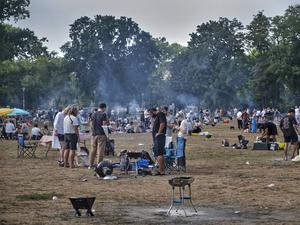 Mehrere Menschen beim Grillen im Volkspark Friedrichshain.