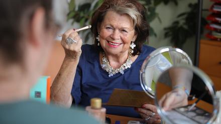 Helga Micklich gibt das Kosmetikseminar „Look Good Feel Better“ für Krebspatientinnen. 