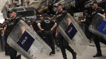 Polizeibeamte gehen vor einem Protest gegen die Satirezeitschrift LeMan in Stellung, nachdem diese eine Karikatur veröffentlicht hatte, die angeblich den Propheten Mohammed abbildete.
