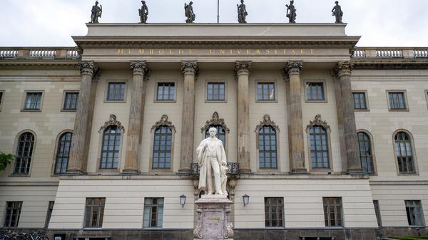 ARCHIV - 19.05.2025, Berlin: Das Hauptgebäude der Humboldt-Universität an der Straße Unter den Linden. (zu dpa: «Bundesverfassungsgericht entscheidet zu Hochschulgesetz») Foto: Soeren Stache/dpa +++ dpa-Bildfunk +++