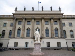 ARCHIV - 19.05.2025, Berlin: Das Hauptgebäude der Humboldt-Universität an der Straße Unter den Linden. (zu dpa: «Bundesverfassungsgericht entscheidet zu Hochschulgesetz») Foto: Soeren Stache/dpa +++ dpa-Bildfunk +++