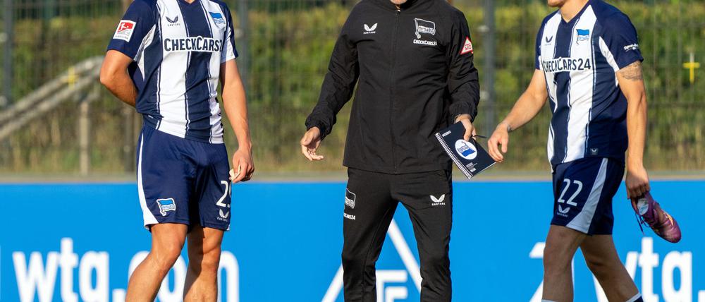 In Kitzbühel will Trainer Leitl (m.) die Hertha fit für die Saison machen.