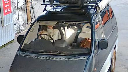 Das Bild zeig Carolina Wilga in ihrem Auto. 