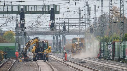Auf der Riedbahn zwischen Frankfurt und Mannheim wurde bereits gebaut – viele weitere Generalsanierungen werden sich dagegen deutlich verzögern. (Archivbild)