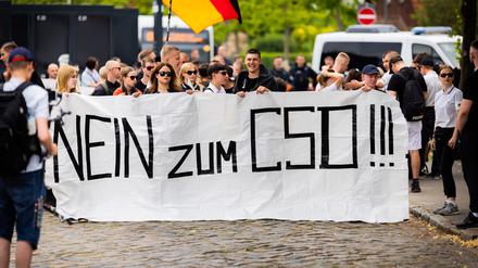 05.07.2025, Brandenburg, Falkensee: ·Nein zum CSD· steht bei einem rechten Gegenprotest anlässlich des Christopher Street Days (CSD) in Falkensee auf einem Banner. Foto: Christoph Soeder/dpa +++ dpa-Bildfunk +++