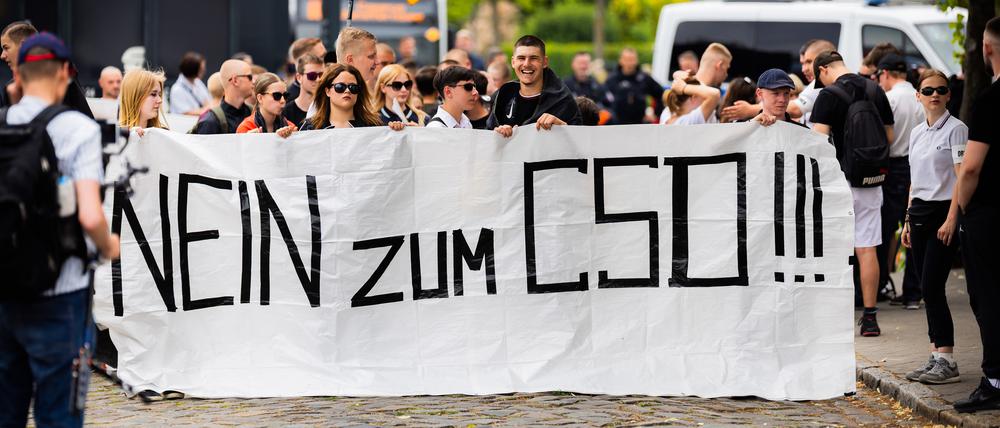 05.07.2025, Brandenburg, Falkensee: ·Nein zum CSD· steht bei einem rechten Gegenprotest anlässlich des Christopher Street Days (CSD) in Falkensee auf einem Banner. Foto: Christoph Soeder/dpa +++ dpa-Bildfunk +++