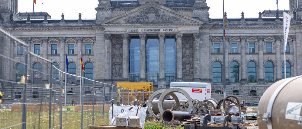 Rohre liegen auf der Baustelle auf dem Platz der Republik vor dem Reichstagsgebäude.