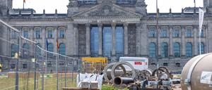 Rohre liegen auf der Baustelle auf dem Platz der Republik vor dem Reichstagsgebäude.