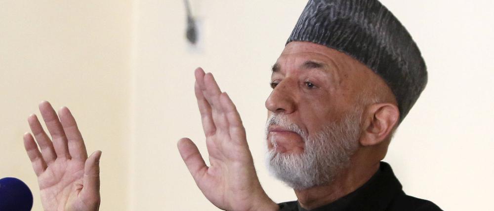 Der ehemalige afghanische Präsident Hamid Karsai spricht im Februar 2022 in Kabul.