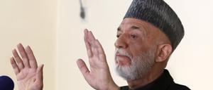 Der ehemalige afghanische Präsident Hamid Karsai spricht im Februar 2022 in Kabul.