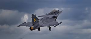 Ein Kampfflugzeug des Typs Gripen E fliegt vor Wolken (Archivbild).