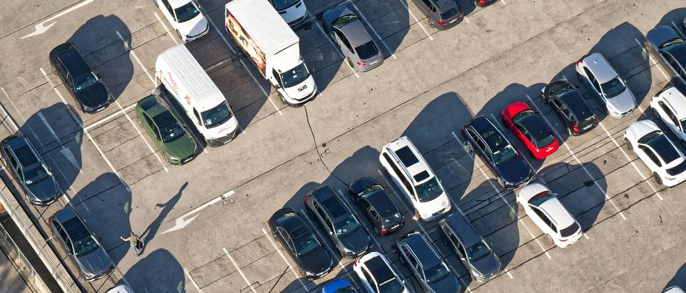 Ansicht von oben auf geparkte Autos.